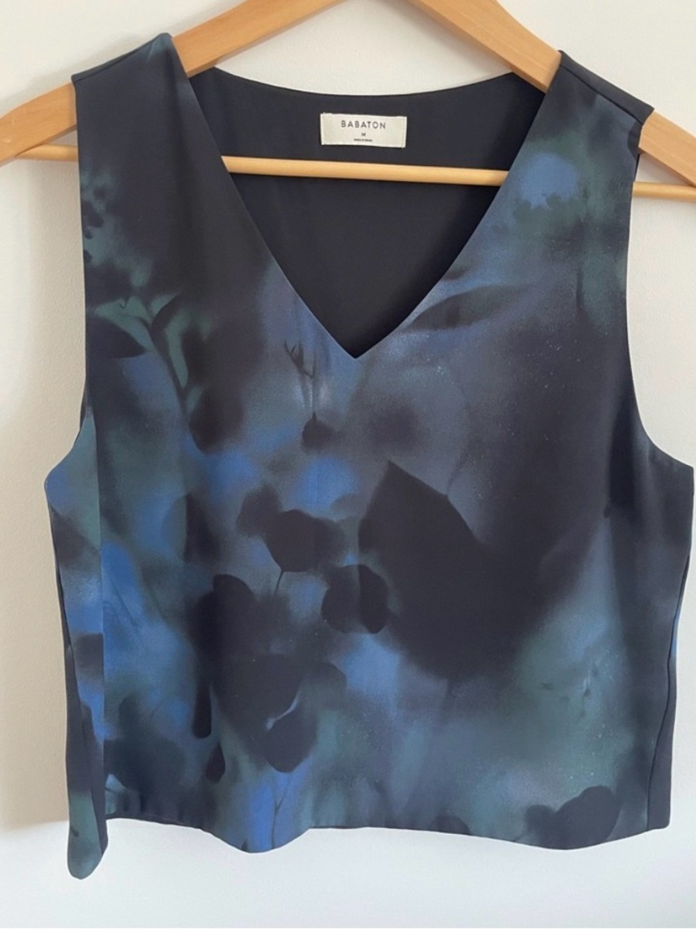 Babaton Navy and Teal Floral V-Neck Sleeveless Top